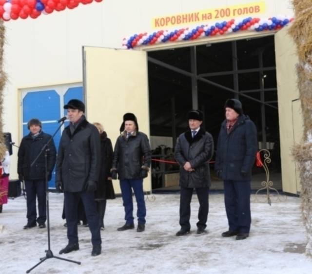 Институт директорĕ Петр Краснов Чăваш Республикин Пуҫлăхĕ Михаил Игнатьевпа пĕрле Каҫал районĕнчи тĕрлĕ хуçалăха çитсе курнă