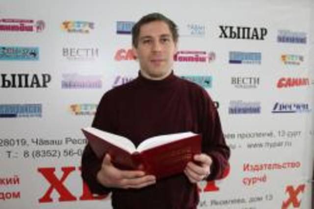 Украин каччи Артем Федоринчик чăвашла калаçма вĕрентет