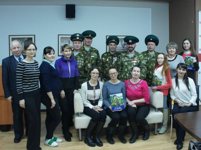 В литературном клубе «Варкăш» (Веяние) обсудили книгу «Ту леш енче çил макăрать», выпущенную Чувашским книжным издательством