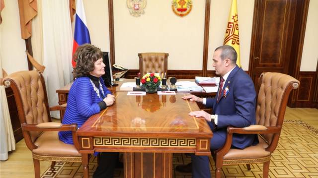 Чăваш Республикин Пуҫлăхĕ Михаил Игнатьев Совет Союзĕн Геройĕ Семен Коноваловăн хĕрĕпе Ирина Бродскаяпа тĕл пулнă