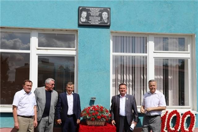 Директор института Петр Краснов принял участие в церемонии открытия мемориальной доски памяти учителей-супругов Кокоревых