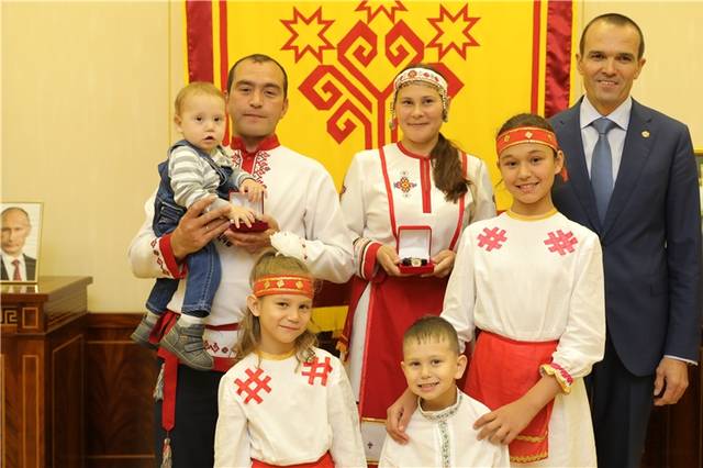 Чăваш Республикин Пуҫлăхĕ Михаил Игнатьев Ульяновск хулинче иртнĕ ҫемье Фестивалĕнче мала тухнă Черновсемпе тĕлпулу ирттернĕ