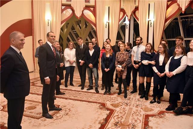 Чăваш Республикин Пуҫлăхĕ Михаил Игнатьев Атăлҫи федераци округĕнчи «Театрлă Атăлçи» фестивалĕн ҫĕнтерӳҫисемпе тĕл пулнă
