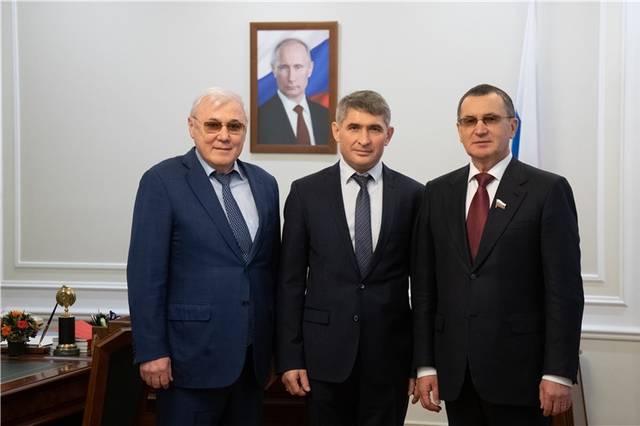 Олег Николаев Мускавра Николай Федоровпа тата Анатолий Аксаковпа ĕҫлĕ тӗлпулу ирттернĕ