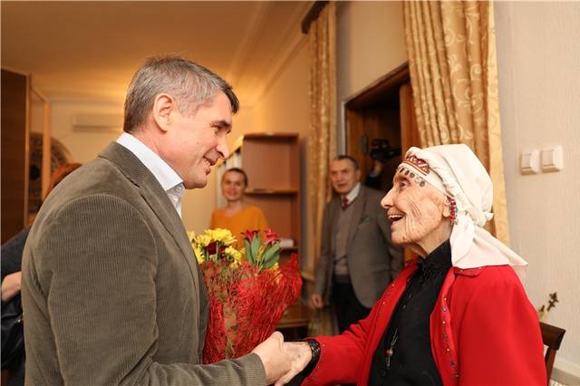 Чӑваш Ен Пуҫлӑхӗн тивĕҫĕсене вăхăтлăха пурнăҫлакан Олег Николаев Вера Кузьминапа тӗл пулнă