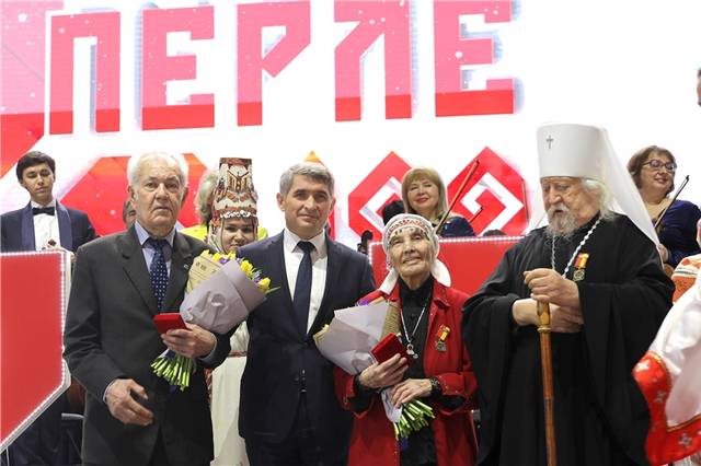 Олег Николаев Чăваш Енĕн сумлă ҫыннисене Чăваш автономине йĕркелесе янăранпа 100 çул çитнине халалланă Асăну медалĕпе наградăланă
