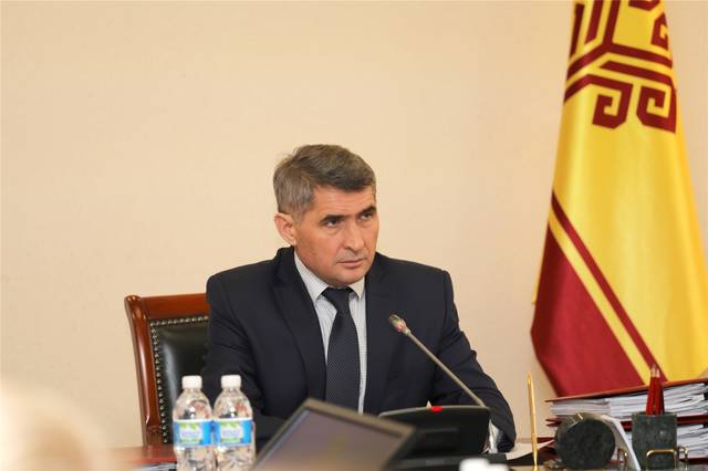 Чӑваш Республикин Пуҫлӑхӗн тивӗҫӗсене вӑхӑтлӑх пурнӑҫлакан Олег Николаев Космонавтика кунӗ ячӗпе саламлани