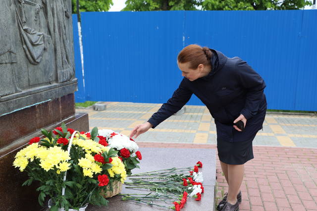 Министр Роза Лизакова возложила цветы к памятнику Константину Иванову