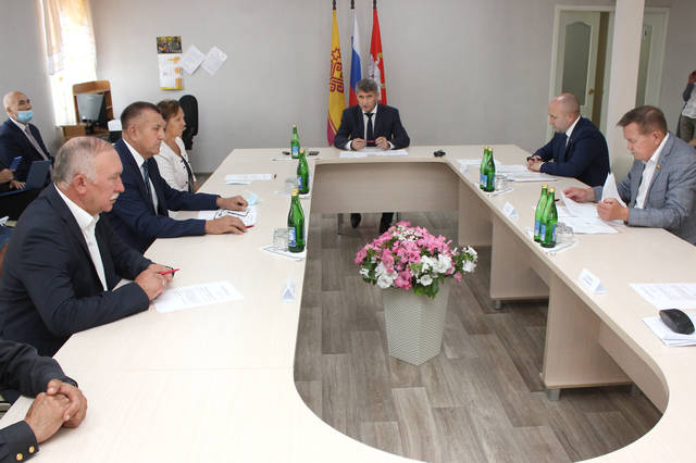 Депутаты Юрий Попов и Петр Краснов приняли участие в обсуждении планов развития Яльчикского района