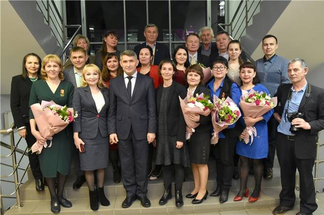 Чăваш Ен Пуҫлăхĕ Олег Николаев «Хыпар» хаҫата 115 ҫул ҫитнине халалласа ҫавра сĕтел мелĕпе ирттернĕ уҫă калаҫăва хутшăннă