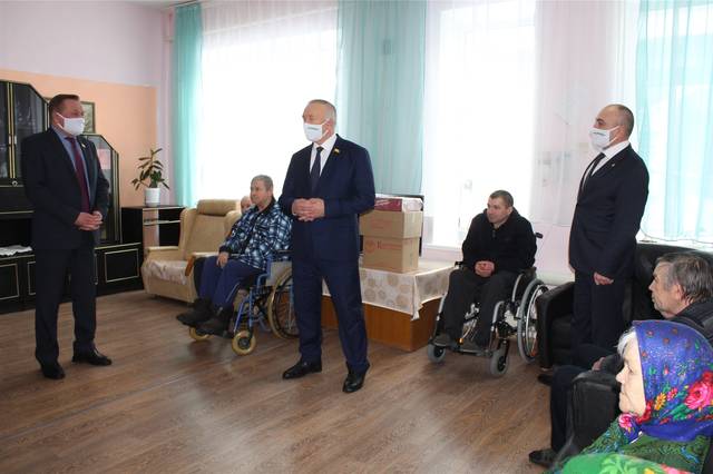 Депутаты Госсовета Чувашской Республики П.С. Краснов и Ю.А. Попов – в домах временного проживания ветеранов Канашского района