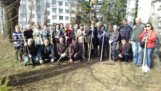 Институт ĕçченĕсем "субботник" ирттерчĕç, çурт таврашĕнчи лаптăка тирпейлерĕç