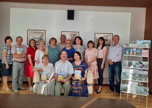 Людмила Сачкова и Галина Ильина приняли участие в презентации книги В.П. Галошева «Ĕмĕр пурăн – ĕмĕр вĕрен» (Век живи – век учись)
