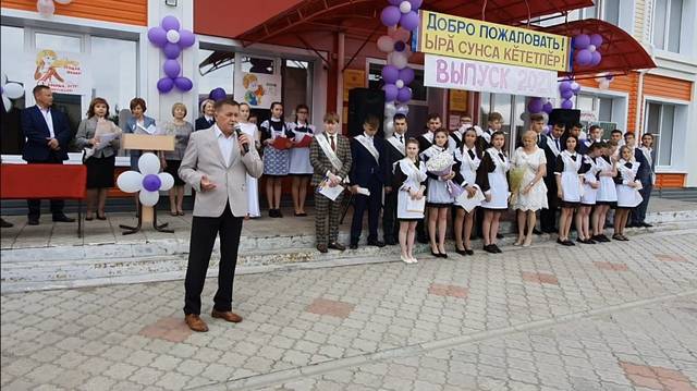 Директор ЧГИГН Пётр Краснов поздравил выпускников, родителей и педагогов МБОУ "Комсомольская СОШ №1" с окончанием учебного года