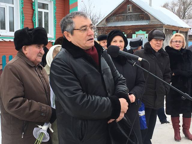 УСТАНОВЛЕНИЕ ПАМЯТНОЙ ДОСКИ НА ДОМЕ В СЕЛЕ ТОБУРДАНОВО, ПОСВЯЩЕННОЙ А.И. МИТТОВУ