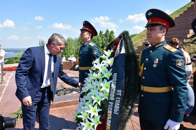 Астăвăмпа хурлану кунӗнче Чӑваш Ен Пуҫлӑхӗ Олег Николаев Çар Мухтавĕн мемориалĕн комплексӗнче Ӗмӗрлĕх вут-ҫулӑмĕ  умне чĕрĕ чечексем хунă