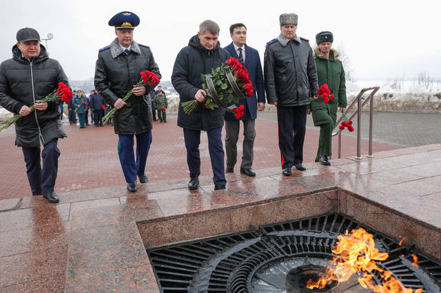 Чӑваш Республикин Пуҫлӑхӗ Олег Николаев Тӑван ҫӗршыв хӳтӗлевҫин кунӗпе саламлани