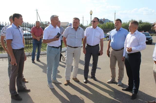 Директор института, депутат Госсовета, член коллегии Минспорта Чувашии Петр Краснов побывал на строящемся футбольном поле