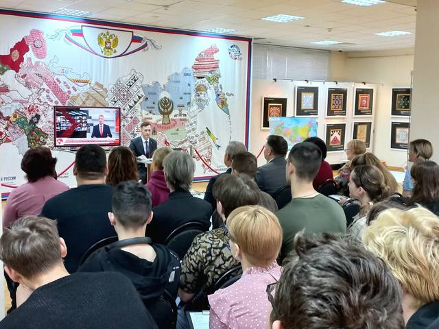 Тотальный диктант на фоне вышитой России