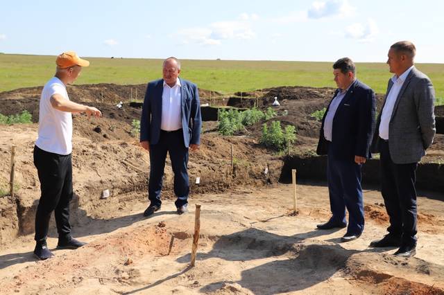 Глава Яльчикского муниципального округа Леонард Левый ознакомился с ходом раскопок в Большетаябинском городище