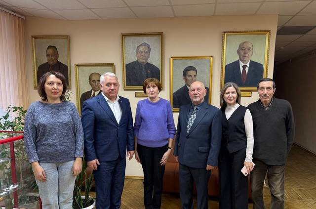 Литература пӗлӗвӗн пай ӗҫтешӗсем Николай Максимов ҫыравҫӑпа тӗл пулу ирттерчӗҫ