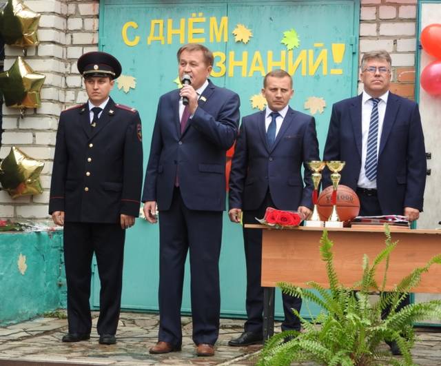 Петр Краснов поздравили педагогический коллектив и учащихся МБОУ «Комсомольская СОШ №2» с Днем знаний